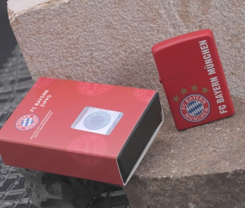 ZIPPO Feuerzeug FC Bayern München in matt rot
