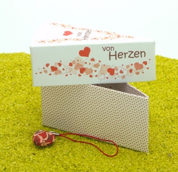 Geschenkschachtel Tortenstück mit Herzanhänger - Von Herzen