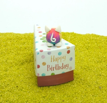 Geschenkschachtel Tortenstück mit Glücksschweinchen - Happy Birthday