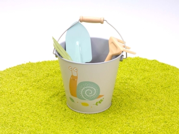 Kinder Eimer mit Gartenwerkzeug Schnecke