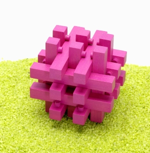 3D IQ Test Bambus Puzzle Verschlossen magenta 9 x 8,5 x 9 cm