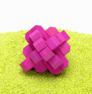 3D IQ Test Bambus Puzzle Runder Knoten magenta 9 x 8,5 x 9 cm