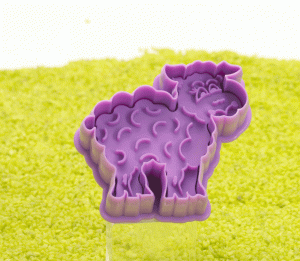 Ausstecher aus Kunststoff zum Prägen Schaf lila 6cm