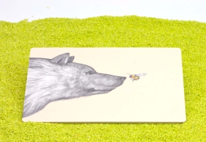 Brettchen aus Holz Die Begegnung (Bär, Hummel) 22 x15 cm